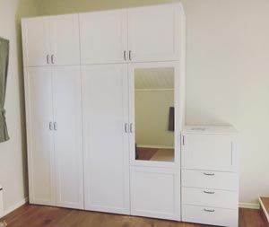 Vaatekaapin kasaus Jelpperi